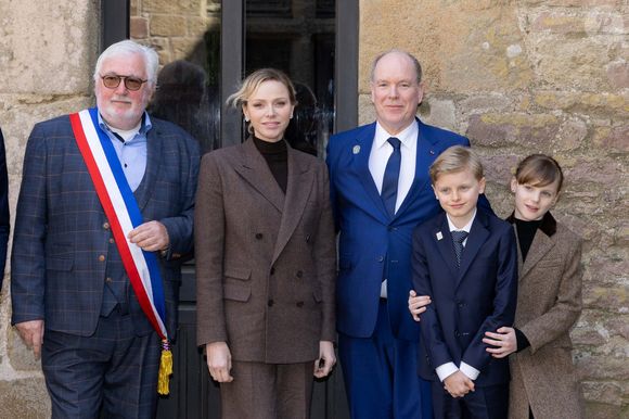 Hervé Van Praag, maire de Plévenon, La princesse Charlène de Monaco, Le prince Albert II de Monaco, La princesse Gabriella de Monaco, comtesse de Carladès, Le prince Jacques de Monaco, marquis des Baux lors d'une visite au Fort la Latte, Château de La Roche Goyon à Plévenon le 9 avril 2025. Le donjon fut érigé vers 1350 par Etienne III de Goyon, seigneur de Matignon

© Olivier Huitel / Pool / Bestimage