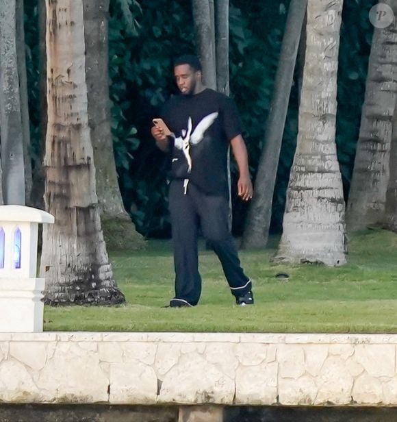 Parviendront-ils à le blanchir auprès de la justice ? Affaire à suivre...

Diddy passe du temps avec sa mère à Miami, FL, le 7 avril 2024. Photo by Robert O'Neil/Splash News/ABACAPRESS.COM