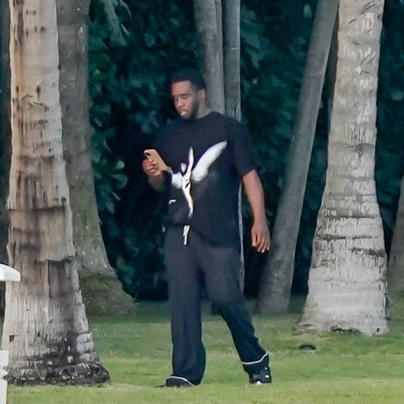 Parviendront-ils à le blanchir auprès de la justice ? Affaire à suivre...

Diddy passe du temps avec sa mère à Miami, FL, le 7 avril 2024. Photo by Robert O'Neil/Splash News/ABACAPRESS.COM