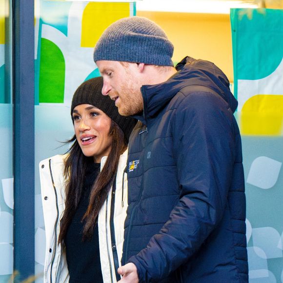 Le prince Harry, duc de Sussex et Meghan Markle, duchesse de Sussex, assistent à un match de basketball en fauteuil lors des "Invictus Games Vancouver Whistler 2025" à Vancouver, le 9 février 2025. Backgrid USA / Bestimage