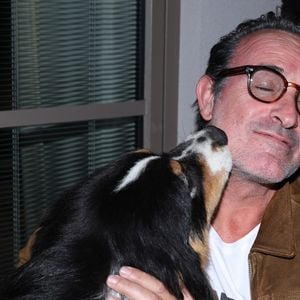 Jean Dujardin - Vernissage de l'exposition photos et du livre "La Boxe fait son cinéma" à l’hôtel Brach à Paris le 23 Septembre 2025. Ces clichés rendent hommage à plus de cinquante acteurs immortalisés dans des scènes où le noble art rencontre le 7ème art. © Denis Guignebourg/Bestimage