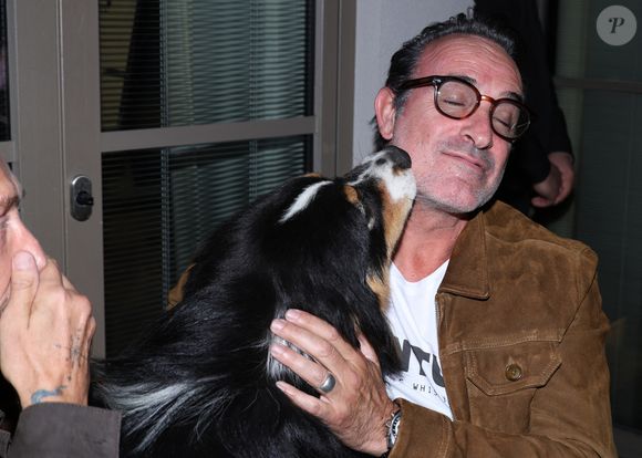 Jean Dujardin - Vernissage de l'exposition photos et du livre "La Boxe fait son cinéma" à l’hôtel Brach à Paris le 23 Septembre 2025. Ces clichés rendent hommage à plus de cinquante acteurs immortalisés dans des scènes où le noble art rencontre le 7ème art. © Denis Guignebourg/Bestimage