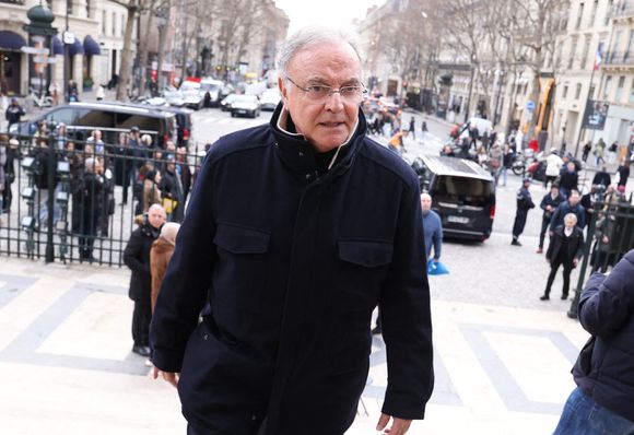 Alain Afflelou arrive à la cérémonie d'enterrement de Rolland Courbis à l'église de la Madeleine à Paris, France, le 14 janvier 2026. Rolland Courbis, ancien footballeur français, entraîneur et commentateur médiatique au franc-parler, est décédé à l'âge de 72 ans. Photo par Jerome Domine/ABACAPRESS.COM