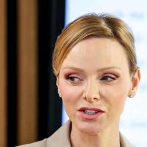 La princesse Charlène de Monaco, accompagnée de son frère Gareth Wittstock, participe à la présentation de la brigade canine au siège de la Direction de la Sûreté Publique à Monaco, le 27 octobre 2025. En présence d'Eric Arella, contrôleur en charge de la direction de la Sûreté publique. © Claudia Albuquerque/Bestimage