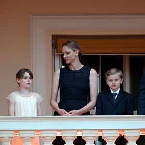 La princesse Gabriella de Monaco, comtesse de Carladès, La princesse Charlène de Monaco, Le prince Jacques de Monaco, marquis des Baux lors de la célébration de la fête de la Saint Jean sur la Place du Palais princier de Monaco, le 23 juin 2025.

La Saint Jean est à l'origine une fête païenne puis chrétienne. Pour les païens, c'était une fête qui célébrait les moissons. Une fois christianisée, cette fête est devenue celle du solstice d'été et donc la fête de la lumière.

© Bruno Bebert / Bestimage