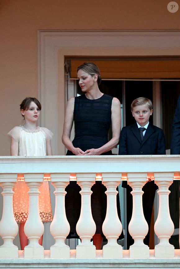 La princesse Gabriella de Monaco, comtesse de Carladès, La princesse Charlène de Monaco, Le prince Jacques de Monaco, marquis des Baux lors de la célébration de la fête de la Saint Jean sur la Place du Palais princier de Monaco, le 23 juin 2025.

La Saint Jean est à l'origine une fête païenne puis chrétienne. Pour les païens, c'était une fête qui célébrait les moissons. Une fois christianisée, cette fête est devenue celle du solstice d'été et donc la fête de la lumière.

© Bruno Bebert / Bestimage