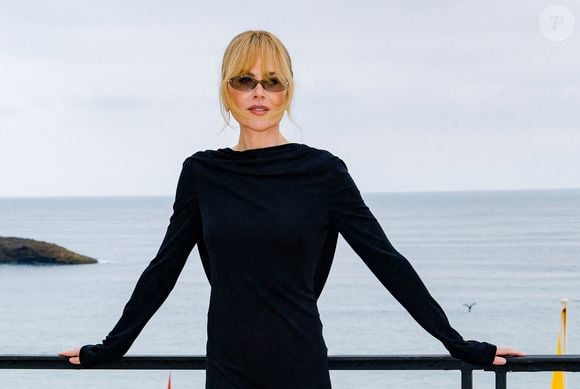 De nombreuses personnalités étaient présentes pour assister à cette scène, dont Nicole Kidman.

Nicole Kidman au deuxième photocall du défilé Chanel "Collection Croisière 2026-2027 (Chanel Cruise)" sur la terrasse du Casino municipal de Biarritz, France, le 28 avril 2026.

© Olivier Borde/Bestimage