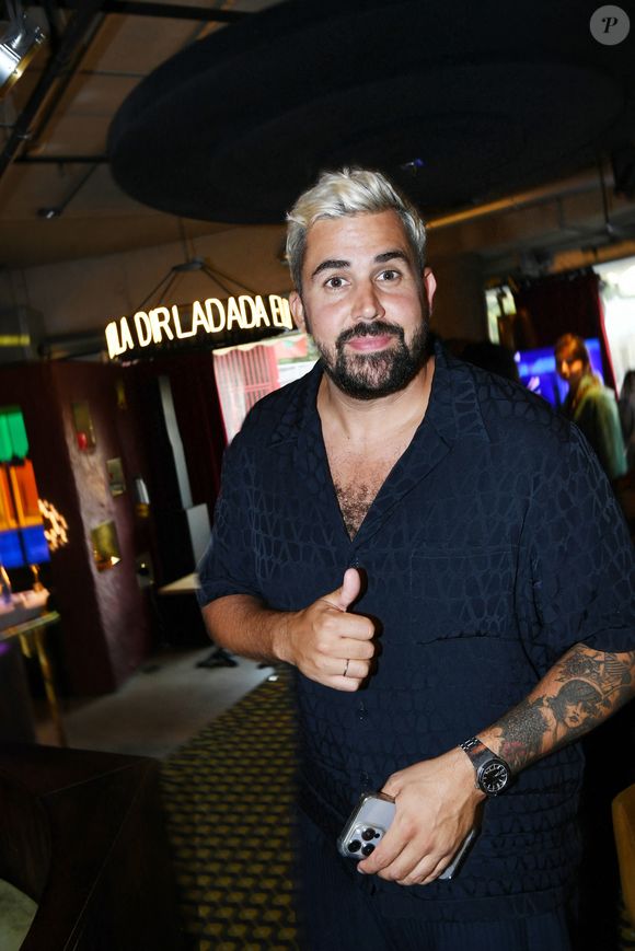 Avec l’aide des producteurs et distributeurs du film, Artus a réuni une première mise de fonds de 300 000 euros...

Exclusif - Artus - Teddy Riner fête son titre de champion Olympique de judo +100KG au restaurant "Podium" du groupe (Les bistrots Pas Parisiens) à Paris le 2 aout 2024. © Rachid Bellak/Bestimage