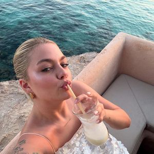 Louane en vacances à Ibiza avec un groupe d'amies et sans son futur mari Florian Rossi. 30 et 31 mai 2025