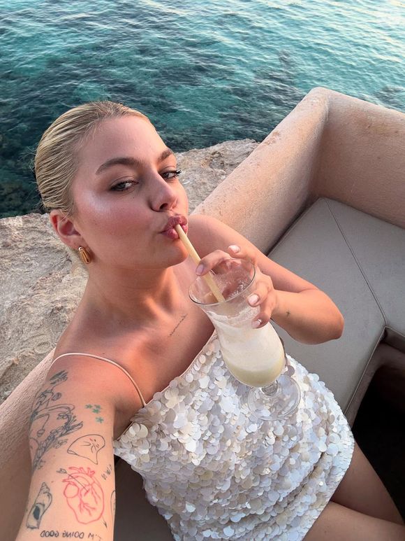Louane en vacances à Ibiza avec un groupe d'amies et sans son futur mari Florian Rossi. 30 et 31 mai 2025