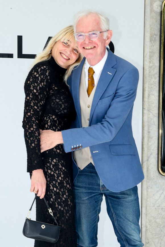 Le couple a attiré l’attention avec des tenues radicalement opposées.

Mac Lesggy et sa femme Annabelle Lesggy au photocall du défilé Stéphane Rolland Collection Haute Couture Automne/Hiver 2025-2026 lors de la Fashion Week de Paris (PFW) au théâtre des Champs-Élysées, à Paris, France, le 8 juillet 2025. © Bertrand Rindoff/Bestimage