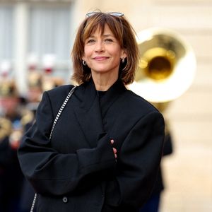 Ce lundi 14 juillet 2025, les cinéphiles pourront la retrouver sur Arte dans le film "Chouans !" de Philippe de Broca dans lequel elle donne la réplique à Philippe Noiret, Jean-Pierre Cassel, Lambert Wilson ou encore Charlotte de Turckheim.

Sophie Marceau - Arrivée des invités au dîner d'Etat en l'honneur du président chinois Xi Jinping et de sa femme la Première Dame Peng Liyuan au palais présidentiel de l'Elysée à Paris, France, le 6 mai 2024. © Cyril Moreau/Bestimage