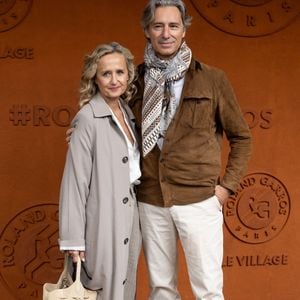 Laurent Solly et sa femme Caroline Roux au photocall du village lors des Internationaux de France de Tennis de Roland Garros 2026, à Paris, France, le 5 juin 2026. © Jacovides-Moreau/Bestimage
