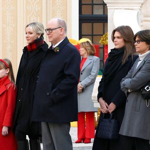 Le prince Jacques de Monaco, marquis des Baux, La princesse Gabriella de Monaco, comtesse de Carladès, La princesse Charlène de Monaco, Le prince Albert II de Monaco, La princesse Stéphanie de Monaco, Camille Gottlieb - La famille princière de Monaco offre les traditionnels cadeaux de Noël aux enfants monégasques dans la Cour du Palais Princier, le 18 décembre 2024. 

© Claudia Albuquerque / Bestimage