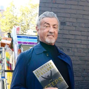 L’acteur américain, célèbre pour ses rôles dans Rocky et Rambo, revendique une philosophie qui consiste à préserver son âme d’enfant.

Sylvester Stallone pose tout sourire avec ses mémoires, The Steps, sur le tournage de la saison 5 de la série Tulsa King à New York.