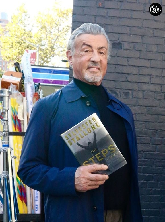 L’acteur américain, célèbre pour ses rôles dans Rocky et Rambo, revendique une philosophie qui consiste à préserver son âme d’enfant.

Sylvester Stallone pose tout sourire avec ses mémoires, The Steps, sur le tournage de la saison 5 de la série Tulsa King à New York.
