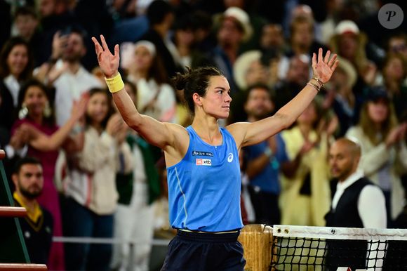 Aujourd’hui, elle est apaisée et déterminée : elle a transformé ses erreurs en force mentale.

Lois Boisson célèbre sa victoire au Roland Garros le 4 juin 2025. © Dante Badano / PSNewz /Bestimage