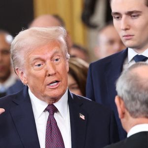 "J'ai un fils très grand qui s'appelle Barron. Est-ce que quelqu'un a déjà entendu parler de lui ?", a lâché Donald Trump à l'assemblée.

Le président américain Donald Trump prête serment sous le regard de Barron Trump et Melania Trump le jour de son investiture présidentielle à la Rotonde du Capitole des États-Unis à Washington, États-Unis, 20 janvier 2025. (REUTERS/Kevin Lamarque/Pool)