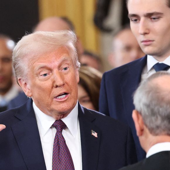 "J'ai un fils très grand qui s'appelle Barron. Est-ce que quelqu'un a déjà entendu parler de lui ?", a lâché Donald Trump à l'assemblée.

Le président américain Donald Trump prête serment sous le regard de Barron Trump et Melania Trump le jour de son investiture présidentielle à la Rotonde du Capitole des États-Unis à Washington, États-Unis, 20 janvier 2025. (REUTERS/Kevin Lamarque/Pool)