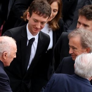 Mitoyen du Clos-des-Lambrays appartenant à Bernard Arnault, le Clos de Tart symbolise aussi la rivalité entre les deux patrons. Une bataille de prestige.

François Pinault, Frédéric Arnault, Bernard Arnault et Antoine Arnault lors de l'hommage national du général d'armée Jean-Louis Georgelin sur l'esplanade des Invalides à Paris, France, le 25 août 2023. 

© Dominique Jacovides/Bestimage