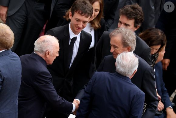 Mitoyen du Clos-des-Lambrays appartenant à Bernard Arnault, le Clos de Tart symbolise aussi la rivalité entre les deux patrons. Une bataille de prestige.

François Pinault, Frédéric Arnault, Bernard Arnault et Antoine Arnault lors de l'hommage national du général d'armée Jean-Louis Georgelin sur l'esplanade des Invalides à Paris, France, le 25 août 2023. 

© Dominique Jacovides/Bestimage