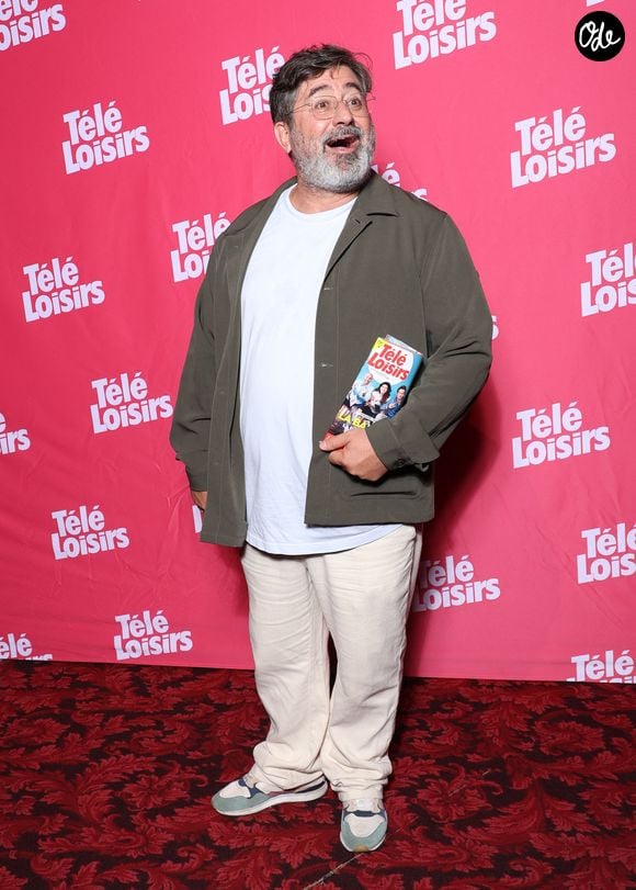 se cache un formateur d'exception. Alain Degois, alias Papy, 

Alain Degois dit "Papy" - Photocall des "Télé Loisirs Awards" au Casino de Paris le 29 Septembre 2026. © Denis Guignebourg/Bestimage