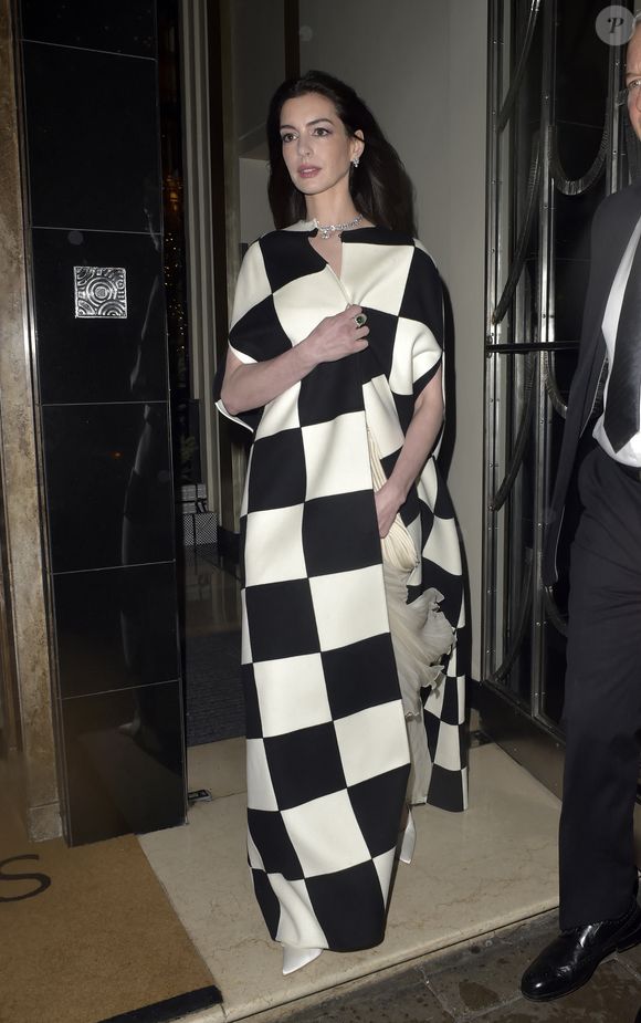 Décembre 2023 - Anne Hathaway à l'hôtel Claridges en route pour les Fashion Awards. © AGENCE / BESTIMAGE
