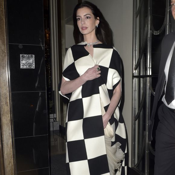 Décembre 2023 - Anne Hathaway à l'hôtel Claridges en route pour les Fashion Awards. © AGENCE / BESTIMAGE