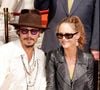 Avec qui il sera d'ailleurs devenu père de deux enfants : Lily-Rose et Jack.
Johnny Depp soutenu par Vanessa Paradis lors de la pose de ses empreintes à Hollywood
Bestimage