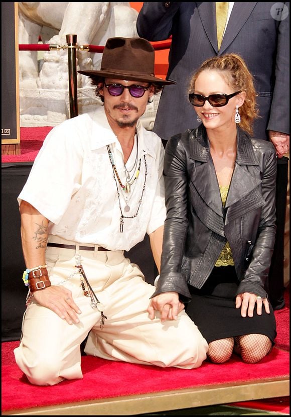 Avec qui il sera d'ailleurs devenu père de deux enfants : Lily-Rose et Jack.

Johnny Depp soutenu par Vanessa Paradis lors de la pose de ses empreintes à Hollywood
Bestimage
