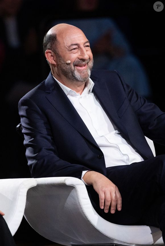 Kad Merad lors de l'enregistrement de l'émission "La chanson secrète N°14", présentée par Nikos Aliagas et diffusée le 26 décembre sur TF1, à Paris le 9 décembre 2025. © Jacovides-Moreau/Bestimage