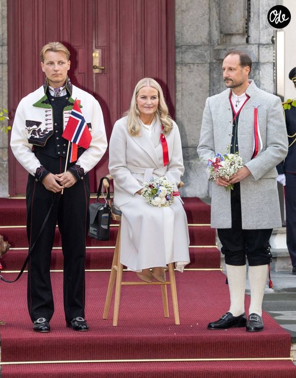 La princesse héritière Mette-Marit, le prince héritier Haakon, le prince Sverre Magnus accueillent le défilé des enfants d’Asker lors des célébrations de la fête nationale norvégienne de 2026 au manoir de Skaugum à Asker, près d’Oslo, en Norvège. 17 mai 2026. 

Dana Press / Bestimage