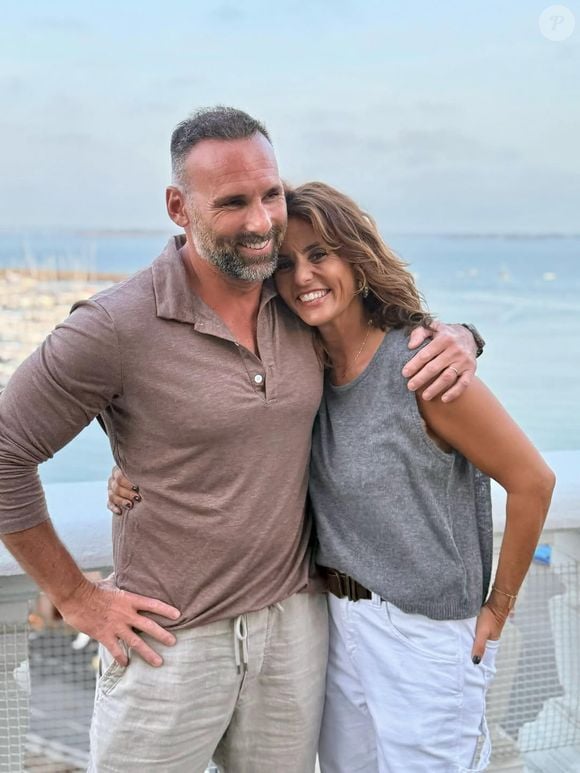 Si Faustine Bollaert est si proche de son frère, c’est aussi parce qu’ils ont traversé ensemble une épreuve qui les a profondément soudés...

Photo Instagram de Faustine Bollaert accompagnée de son frère Charles, en vacances, juillet 2025.