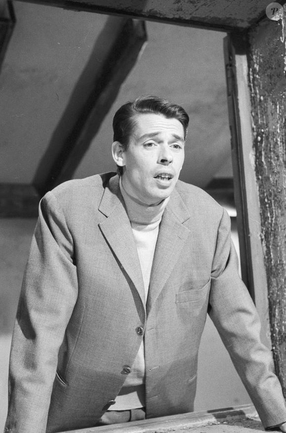 Avec sa plume, l'artiste avait mis en avant sa prestigieuse filiation avec l'interprète de "Ne me quitte pas". 

Archives - Jacques Brel sur le plateau de l'émission "Toute la chanson". Le 25 avril 1961 © Michel Ristroph via Bestimage