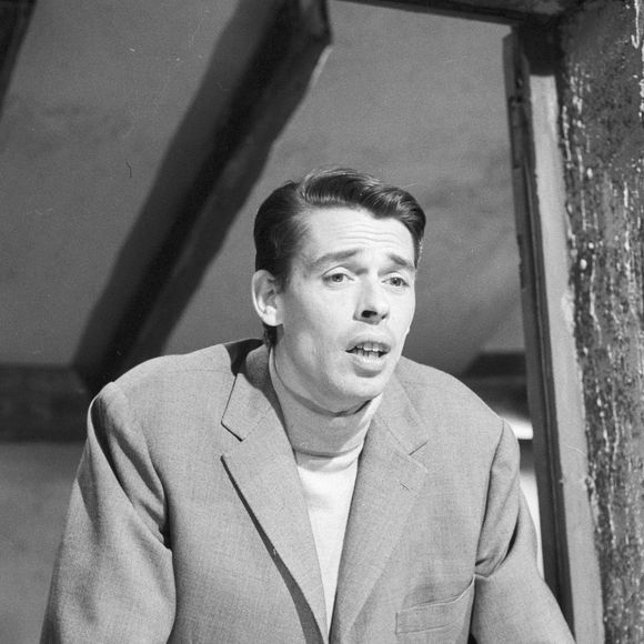 Avec sa plume, l'artiste avait mis en avant sa prestigieuse filiation avec l'interprète de "Ne me quitte pas". 

Archives - Jacques Brel sur le plateau de l'émission "Toute la chanson". Le 25 avril 1961 © Michel Ristroph via Bestimage