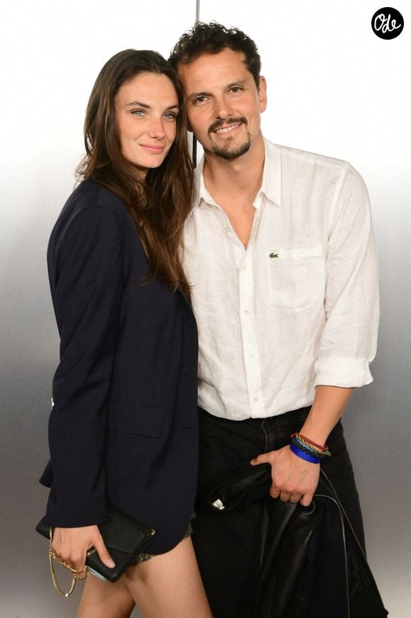 Cassandre Verdier et Juan Arbeláez au photocall de la soirée Lacoste X Chien 51 au club Silencio en marge du 78ème Festival International du Film de Cannes, France, le 18 mai 2025. © Romain Doucelin/Bestimage