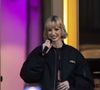 La chanteuse belge mélange habilement le style Art déco et les pièces iconiques.

La chanteuse Angèle dévoile son nouveau single "What You Want" en collaboration avec le duo électro français Justice avec une projection du clip sur la façade du Théâtre Royal de la Monnaie à Bruxelles le 25 février 2026.