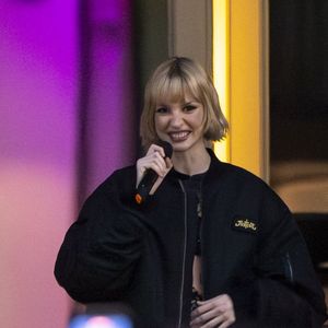 La chanteuse belge mélange habilement le style Art déco et les pièces iconiques.

La chanteuse Angèle dévoile son nouveau single "What You Want" en collaboration avec le duo électro français Justice avec une projection du clip sur la façade du Théâtre Royal de la Monnaie à Bruxelles le 25 février 2026.