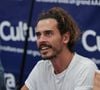 En effet, il propose avec une consoeur Claire des retraites à Ténérife.

Le chanteur français Flo Delavega dédicace des exemplaires de son premier livre, "Sur Le Chemin Des Rêves", à la librairie Cultura de La Teste-de-Buch, en France, le 26 octobre 2022. 

Photo de Thibaud Moritz/ABACAPRESS.COM