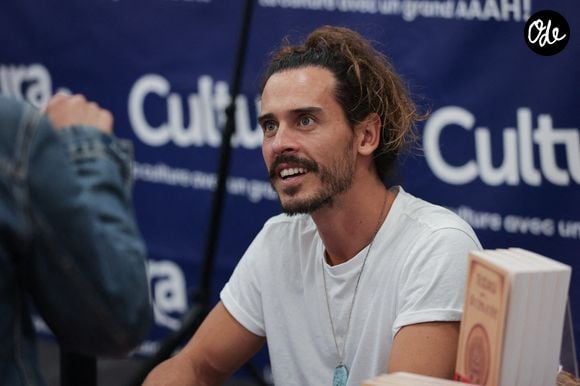En effet, il propose avec une consoeur Claire des retraites à Ténérife.

Le chanteur français Flo Delavega dédicace des exemplaires de son premier livre, "Sur Le Chemin Des Rêves", à la librairie Cultura de La Teste-de-Buch, en France, le 26 octobre 2022. 

Photo de Thibaud Moritz/ABACAPRESS.COM