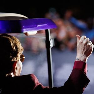 La famille avait déjà fréquenté cette adresse en juillet dernier, où Elton John avait été accueilli par une standing ovation des clients.

Elton John salue le public en quittant le tapis rouge lors de l’avant-première du film "Elton John: Never Too Late", au Roy Thomson Hall, dans le cadre du Festival international du film de Toronto, à Toronto, vendredi 6 septembre 2024.

Credit Image: © Cole Burston/The Canadian Press via ZUMA Press