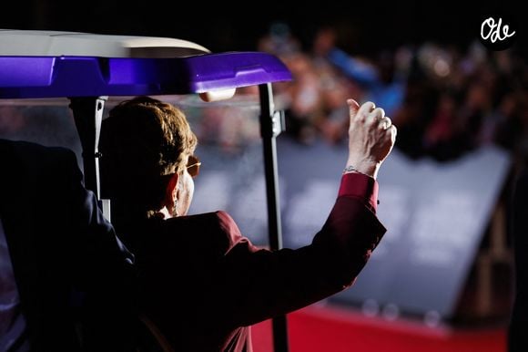 La famille avait déjà fréquenté cette adresse en juillet dernier, où Elton John avait été accueilli par une standing ovation des clients.

Elton John salue le public en quittant le tapis rouge lors de l’avant-première du film "Elton John: Never Too Late", au Roy Thomson Hall, dans le cadre du Festival international du film de Toronto, à Toronto, vendredi 6 septembre 2024.

Credit Image: © Cole Burston/The Canadian Press via ZUMA Press