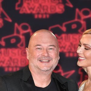 Sébastien Cauet et sa compagne Nathalie Dartois lors de la 23ème édition des NRJ Music Awards 2021 au Palais des Festivals de Cannes, le 20 novembre 2021.
© Rachid Bellak/Bestimage