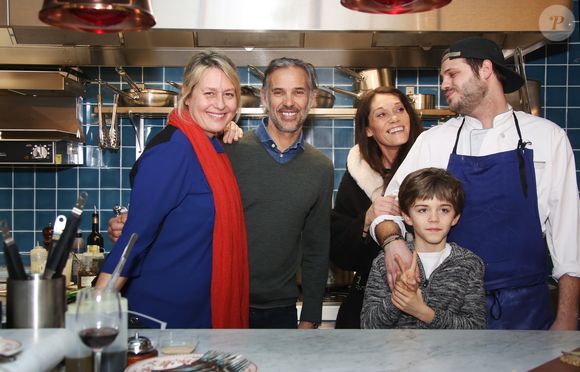 Exclusif - Alessandro Belmondo avec ses parents Paul et Luana Belmondo et Charlotte Joly (Demi-soeur de Paul) avec son fils Niels - Alessandro Belmondo, le fils de P. et L. Belmondo est chef cuisinier dans le nouveau restaurant "Il Cara Rosso" dont c'est l'inauguration ce jour, à Saint-Cloud le 31 janvier 2018. © Denis Guignebourg/Bestimage