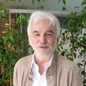 Il profite de l'incroyable cadre offert par sa maison secondaire

Exclusif - Pascal Praud - Internationaux de France de Tennis de Roland Garros 2023 - Jour 08 à Paris le 04 Juin 2023. © Bertrand Rindoff / Bestimage