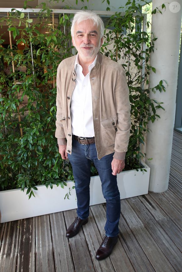Il profite de l'incroyable cadre offert par sa maison secondaire

Exclusif - Pascal Praud - Internationaux de France de Tennis de Roland Garros 2023 - Jour 08 à Paris le 04 Juin 2023. © Bertrand Rindoff / Bestimage