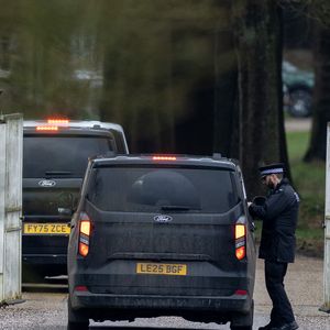 19 février 2026.

19 février 2026 Un convoi de trois véhicules de police entre dans l'ancienne résidence d'Andrew Mountbatten-Windsor, Royal Lodge, Windsor.