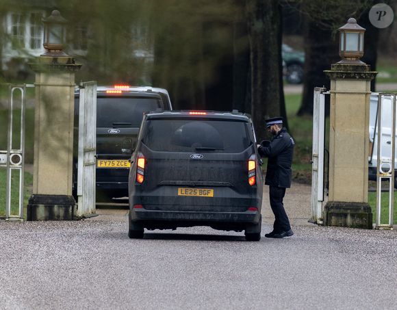 19 février 2026.

19 février 2026 Un convoi de trois véhicules de police entre dans l'ancienne résidence d'Andrew Mountbatten-Windsor, Royal Lodge, Windsor.