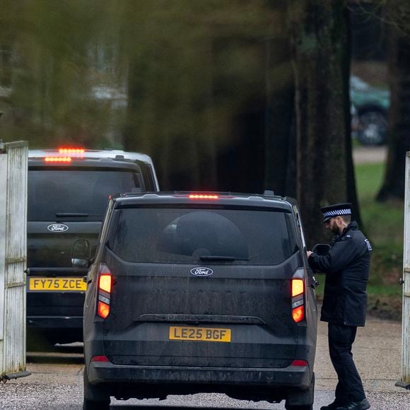 19 février 2026.

19 février 2026 Un convoi de trois véhicules de police entre dans l'ancienne résidence d'Andrew Mountbatten-Windsor, Royal Lodge, Windsor.