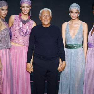 A 91 ans, cet immense couturier s'est éteint ce jeudi 4 septembre 2025. 

Le styliste Giorgio Armani - Défilé de mode printemps-été 2024 "Emporio Armani" lors de la fashion week de Milan. Le 21 septembre 2023